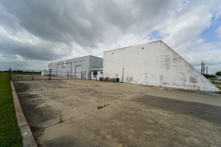 More Photos Of 3701 E Rio Grande St, Victoria Industrial For Sale