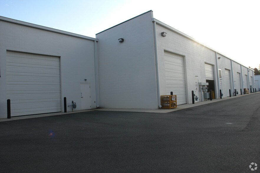 More Photos Of 3120 Latrobe Dr, Charlotte Showroom For Lease