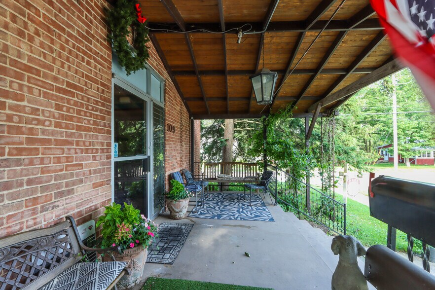 More Photos Of 109 W Lake St, Waupaca Healthcare For Sale