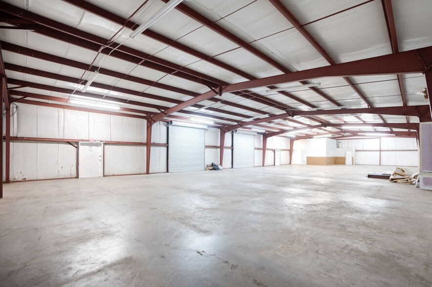 More Photos Of 3945 Sawyer Rd, Sarasota Self Storage For Lease
