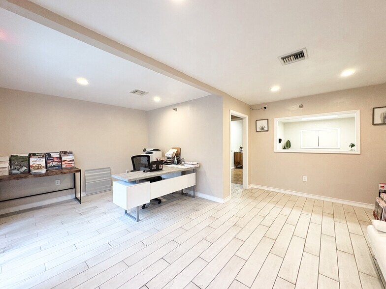 More Photos Of 12165 Metro Pky, Fort Myers Light Manufacturing For Lease
