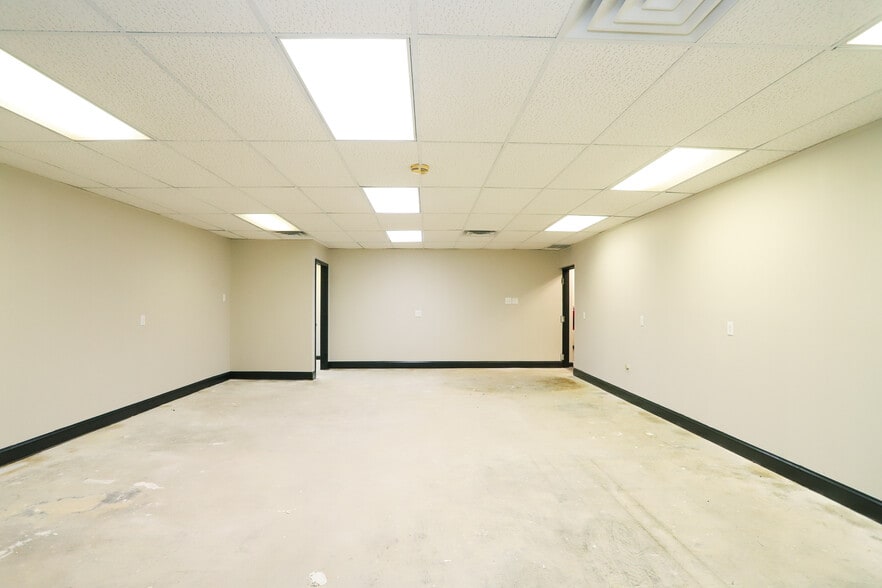 More Photos Of 1301 Fabricon Blvd, Jeffersonville Light Manufacturing For Lease
