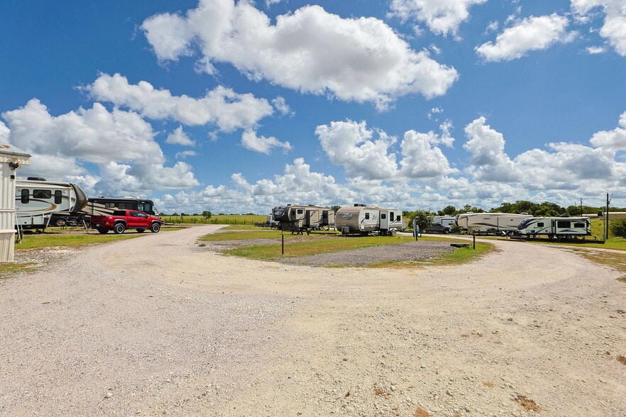 More Photos Of 6049 FM 3090 Rd, Anderson Trailer Camper Park For Sale