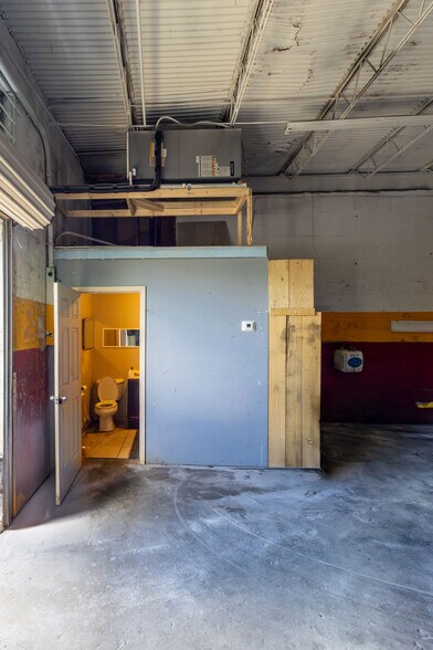 More Photos Of 526-528 S Dixie Hwy E, Pompano Beach Service For Lease