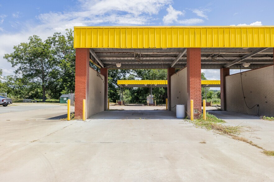 More Photos Of 621 W Travis St, La Grange Carwash For Sale