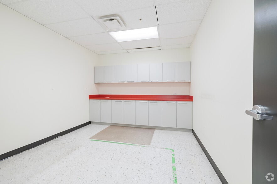 More Photos Of 255 Boul Crémazie E, Montréal Office For Lease