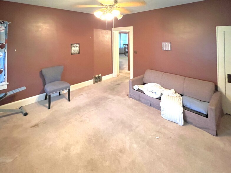 More Photos Of 621 E Broadway St, Altus Office Residential For Sale