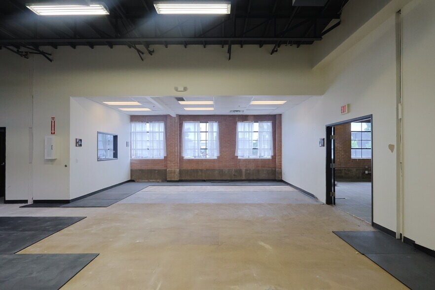 More Photos Of 2727 W Mockingbird Ln, Dallas Unknown For Lease