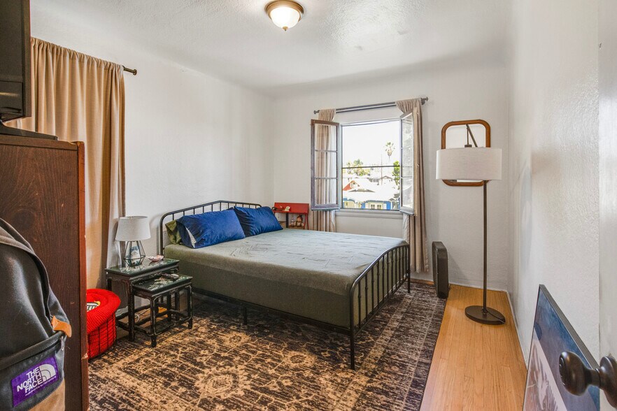 More Photos Of 209 Mira Mar Ave, Long Beach Multifamily For Sale