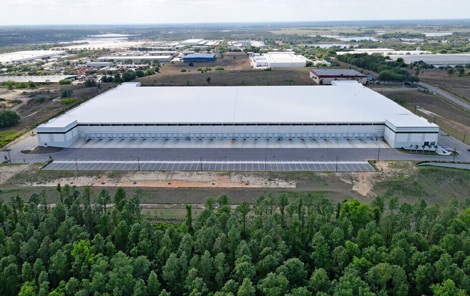 More Photos Of 8100 American Way, Groveland Distribution For Lease