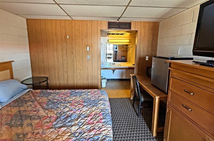 More Photos Of 1202 Castle Rock St, Quinter Hotel For Sale