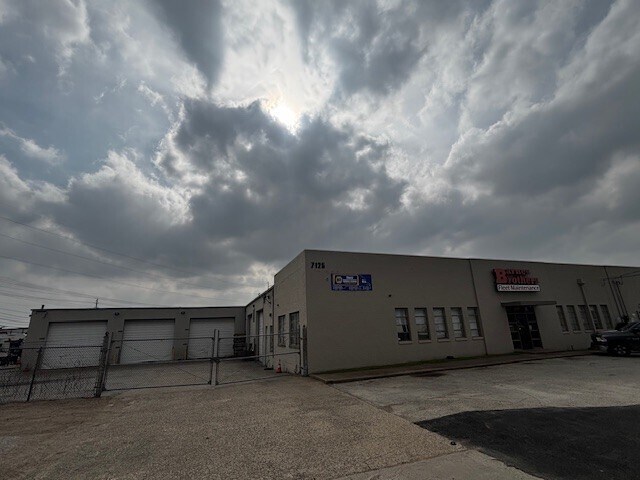 More Photos Of 1915 Empire Central, Dallas Distribution For Lease