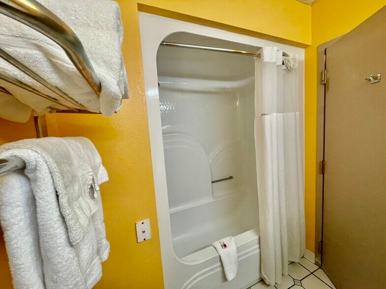 More Photos Of 1606 Central Ave, Albany Hotel For Sale