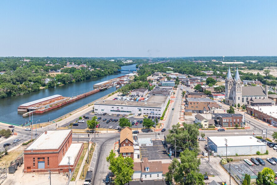 More Photos Of 51 W Jackson St, Joliet Office For Lease