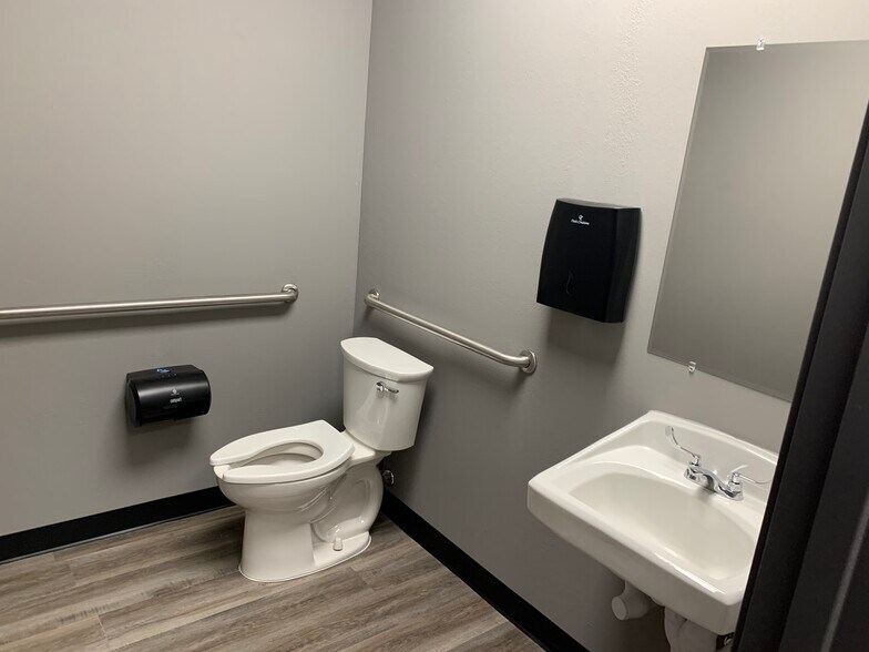 More Photos Of 1905 Longmire Rd, Conroe Unknown For Lease