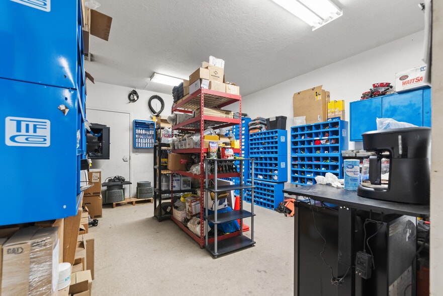 More Photos Of 1299 W State Rd, Pleasant Grove Veterinarian Kennel For Sale