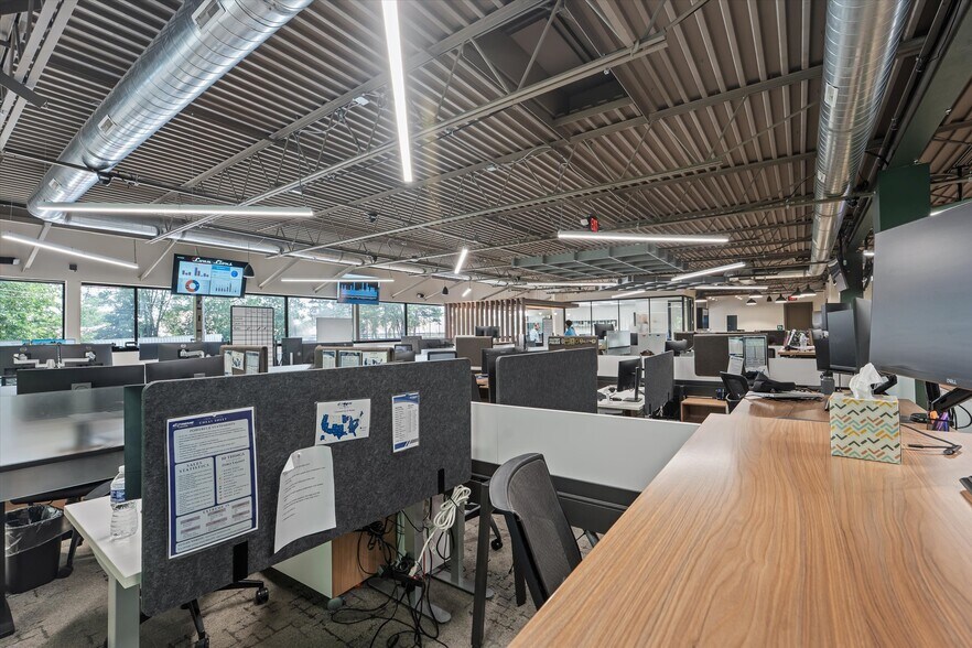 More Photos Of 29444 Northwestern Hwy, Southfield Office For Sale
