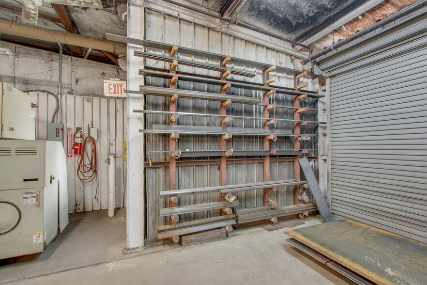 More Photos Of 120 Confederate Dr, Franklin Manufacturing For Sale