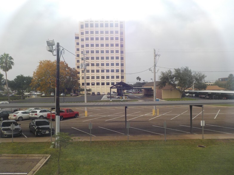 More Photos Of 3700 N 10th St, McAllen Office For Lease