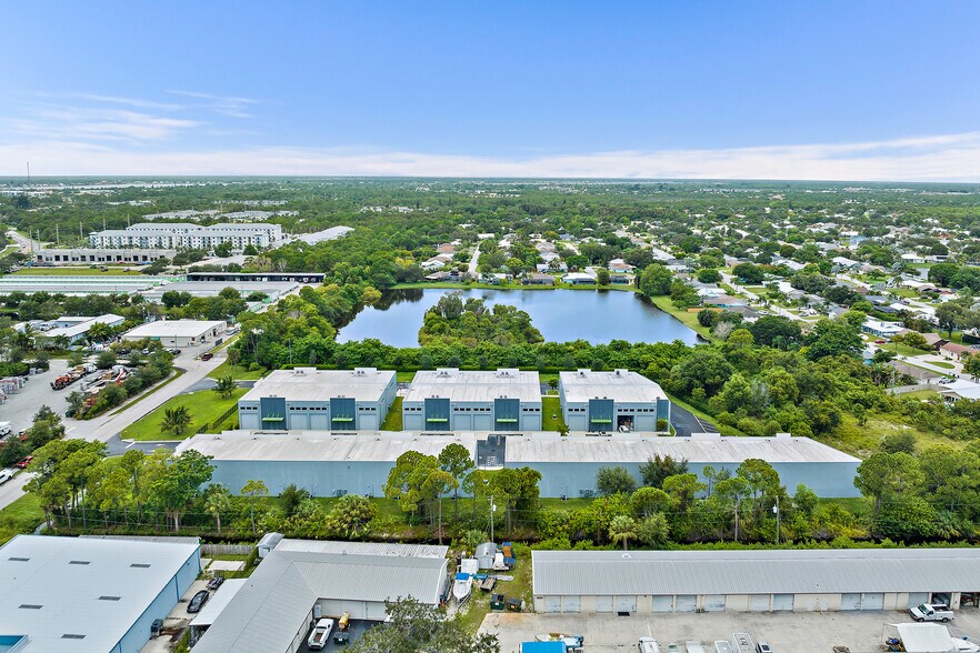 More Photos Of 861 NE Industrial Blvd, Jensen Beach Warehouse For Lease