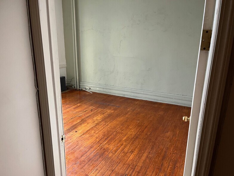 More Photos Of 201 E 16th St, New York Office For Lease