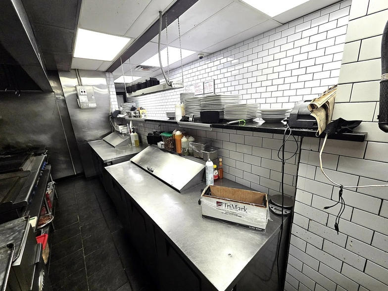 More Photos Of 844 W Montrose Ave, Chicago Apartments For Lease