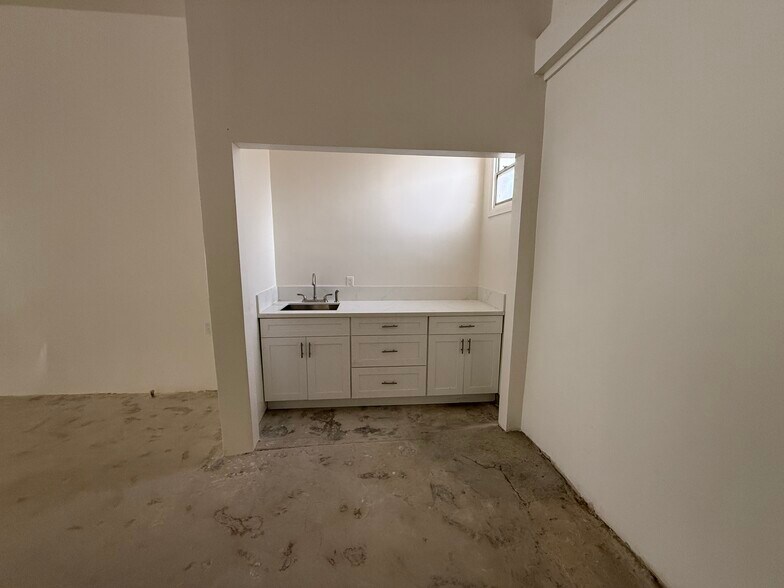 More Photos Of 4064 Crenshaw Blvd, Los Angeles Storefront For Sale