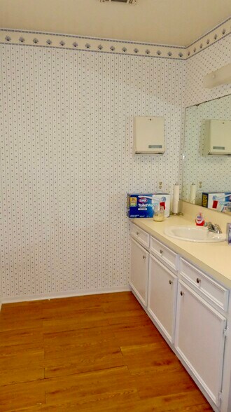 More Photos Of 926 Bonita St, Bayou Vista Office For Sale