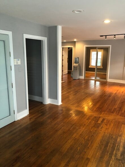 More Photos Of 507 E Iris Dr, Nashville Office For Lease