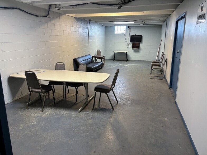 More Photos Of 1401 W Ray St, Indianapolis Truck Terminal For Lease