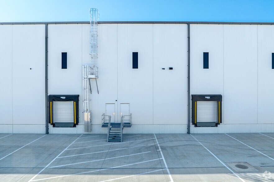 More Photos Of 10300 Northpark Dr, Urbandale Distribution For Lease