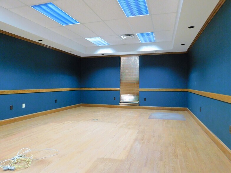 More Photos Of 720 SW F Ave, Lawton Manufacturing For Sale