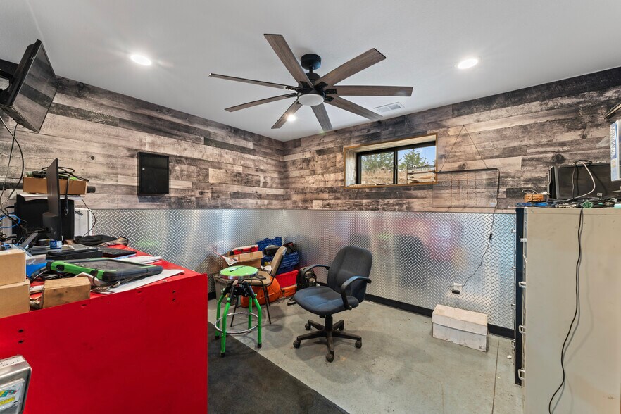 More Photos Of 814 SE Sunnyside School Rd, Blue Springs Warehouse For Sale