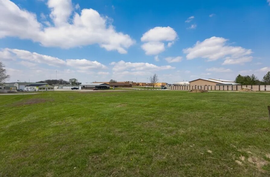 More Photos Of 2300 Hoffman Dr, Effingham Auto Repair For Sale