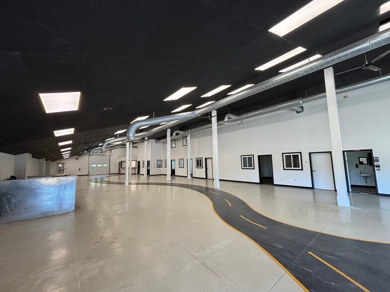 More Photos Of 29 Stillwater Ave, Orono Showroom For Lease