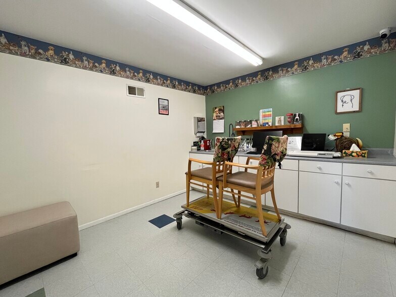 More Photos Of 1305 Black St, Pekin Flex For Sale