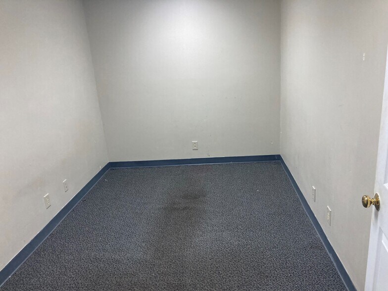 More Photos Of 6404 Maccorkle Ave, Saint Albans Office For Lease