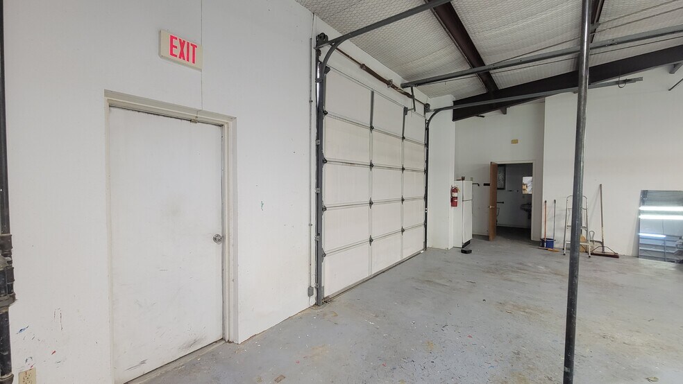 More Photos Of 1509 Baccarac Ct, Euless Flex For Lease