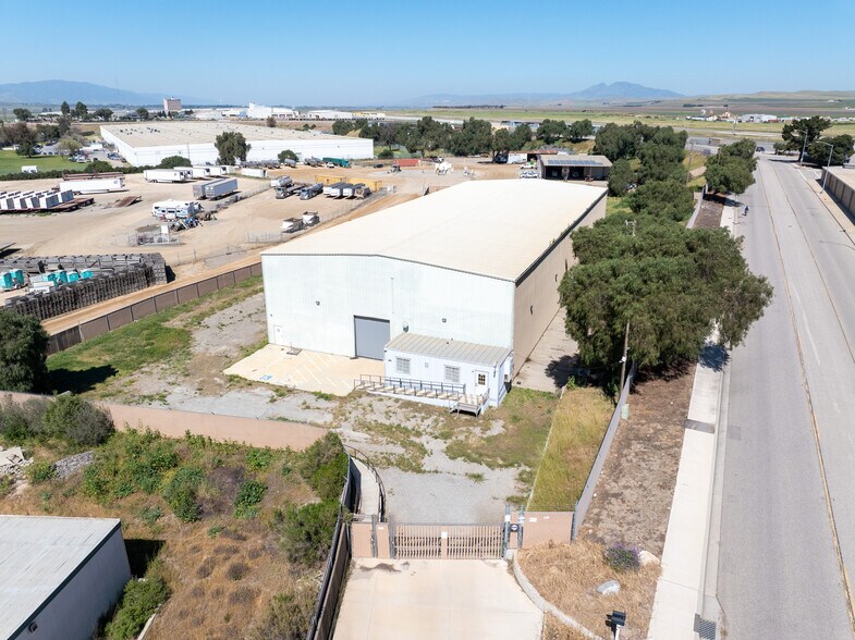 More Photos Of 151-161 Airport Rd, King City Warehouse For Lease