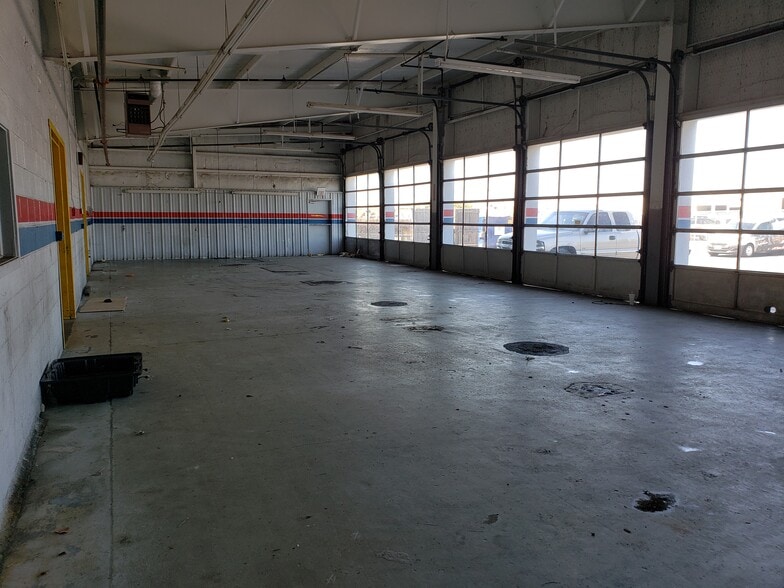 More Photos Of 3317 Inwood Rd, Dallas Auto Repair For Lease