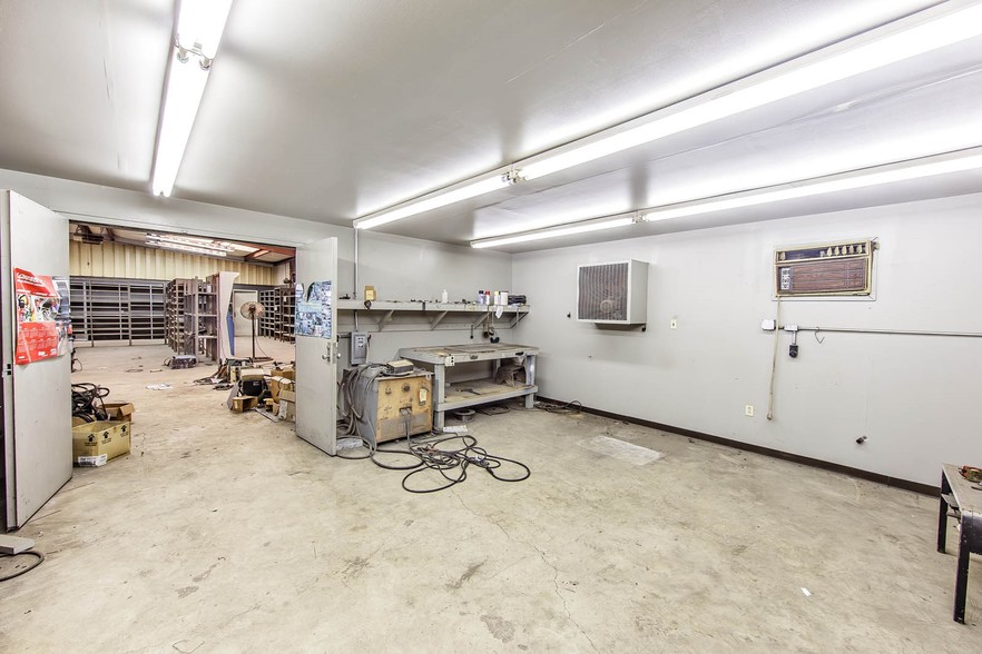 More Photos Of 111 Dickson Rd, Houma Warehouse For Lease