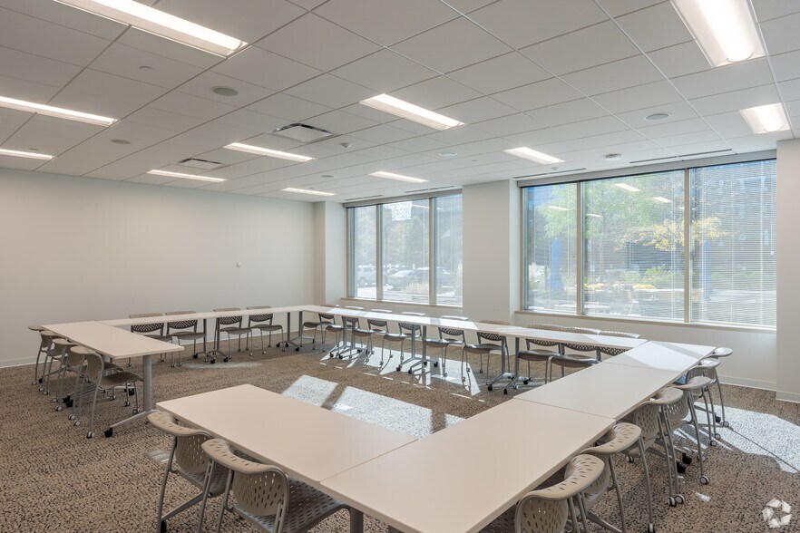 More Photos Of 9500 W Bryn Mawr Ave, Rosemont Office For Lease