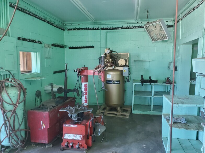 More Photos Of 401 N 3rd St, Lilbourn Flex For Sale