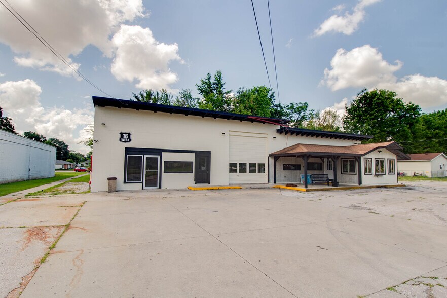 More Photos Of 406 W Carpenter St, Jerseyville Flex For Sale