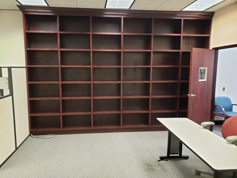 More Photos Of 495 Circle 85 St, College Park Warehouse For Lease