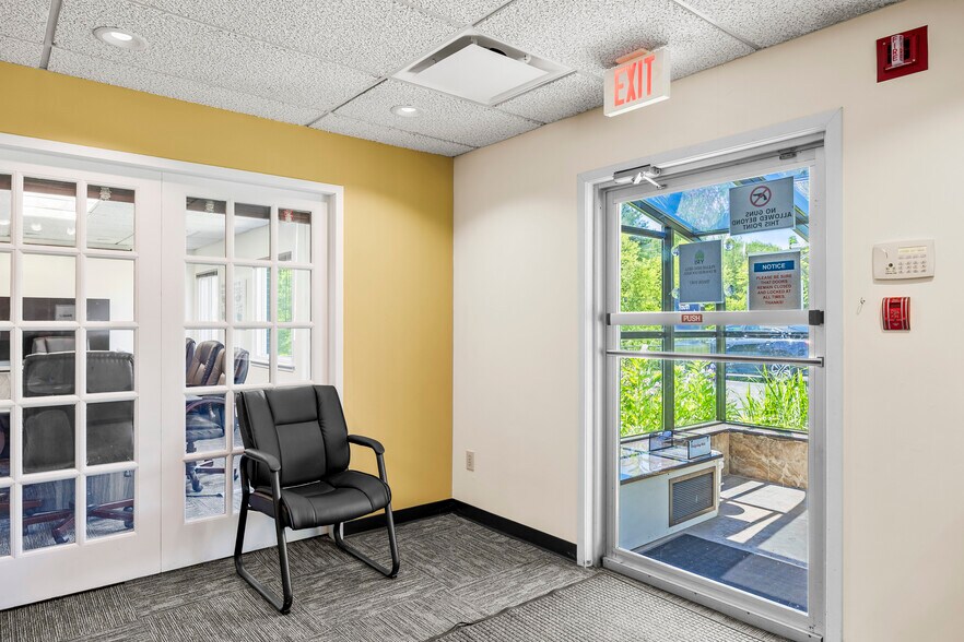 More Photos Of 25 Delaware Ave, Delmar Office For Lease