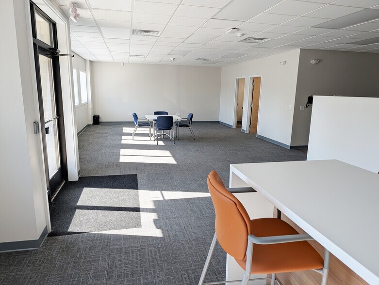 More Photos Of 2 Lear Jet Lane, Latham Light Manufacturing For Lease