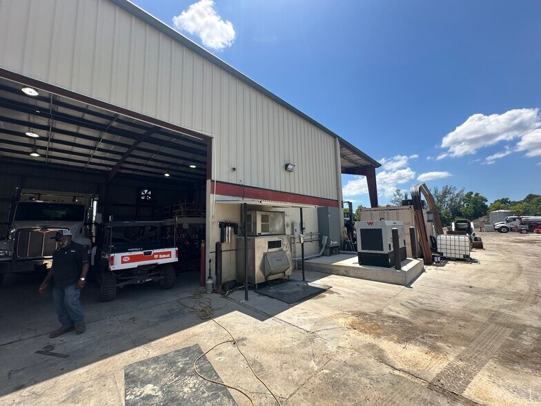 More Photos Of 1640 Benchmark Ave, Fort Myers Warehouse For Lease