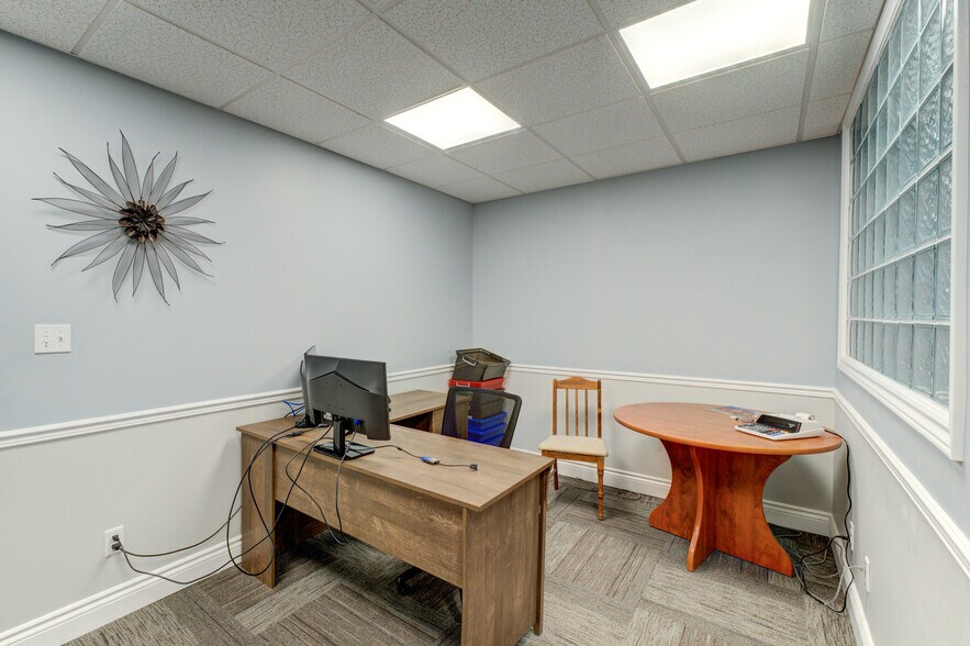 More Photos Of 127 Charing Cross St, Brantford Office For Lease