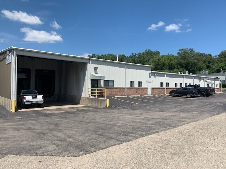 More Photos Of 1013 Tamarac Dr, Carpentersville Warehouse For Lease